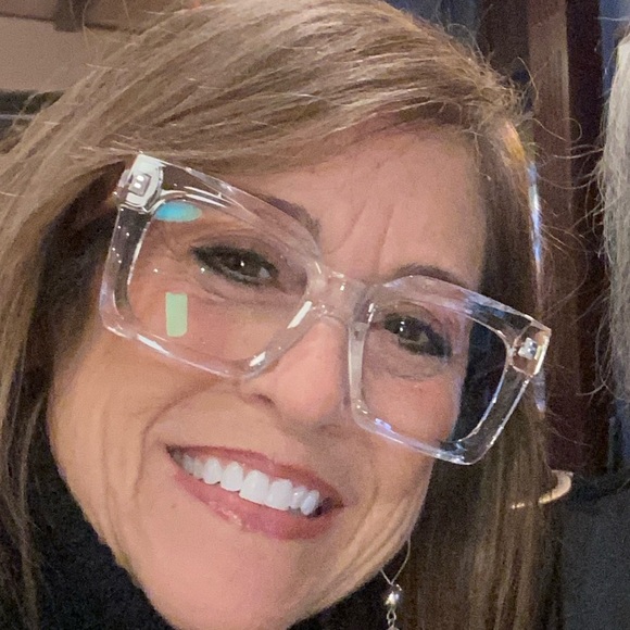 Meet your Posher, Jennifer - Picture 1 of 3